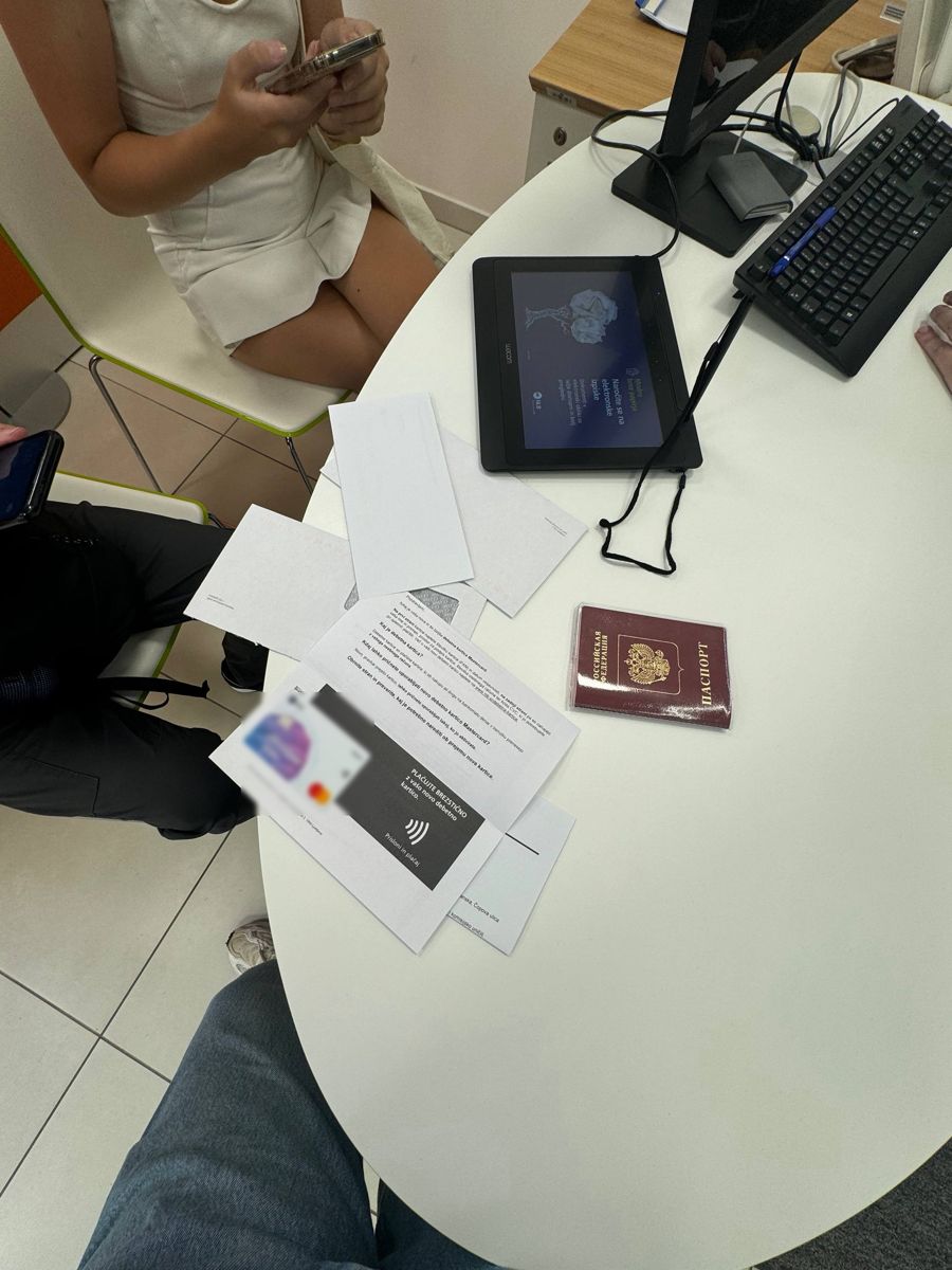 Открытие счёта в банке NLB: документы, карта и паспорт на столе